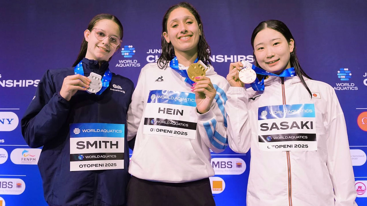 Agostina Hein con medalla dorada en el Mundial Junior de natación