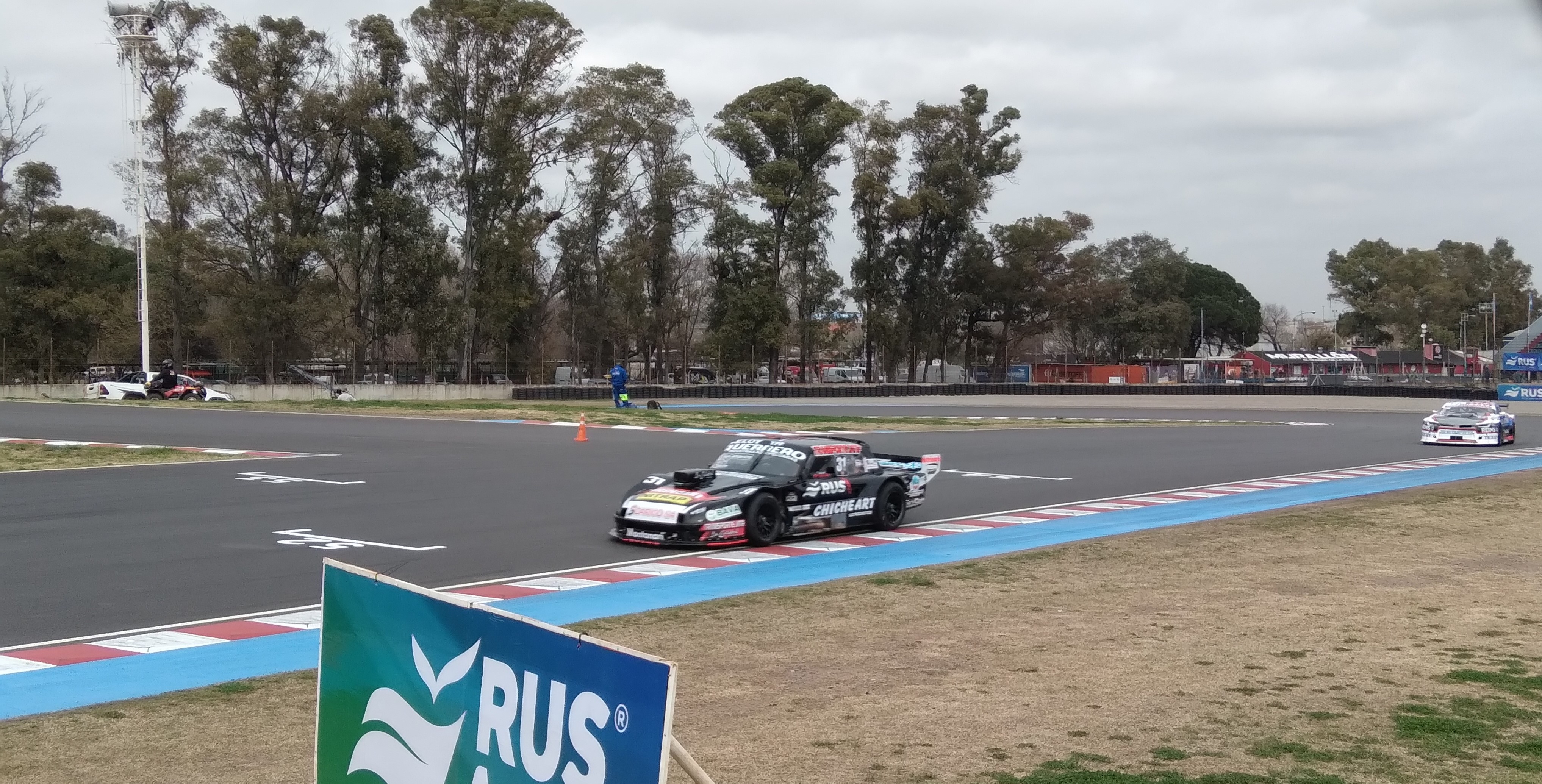 Auto de competición en pista