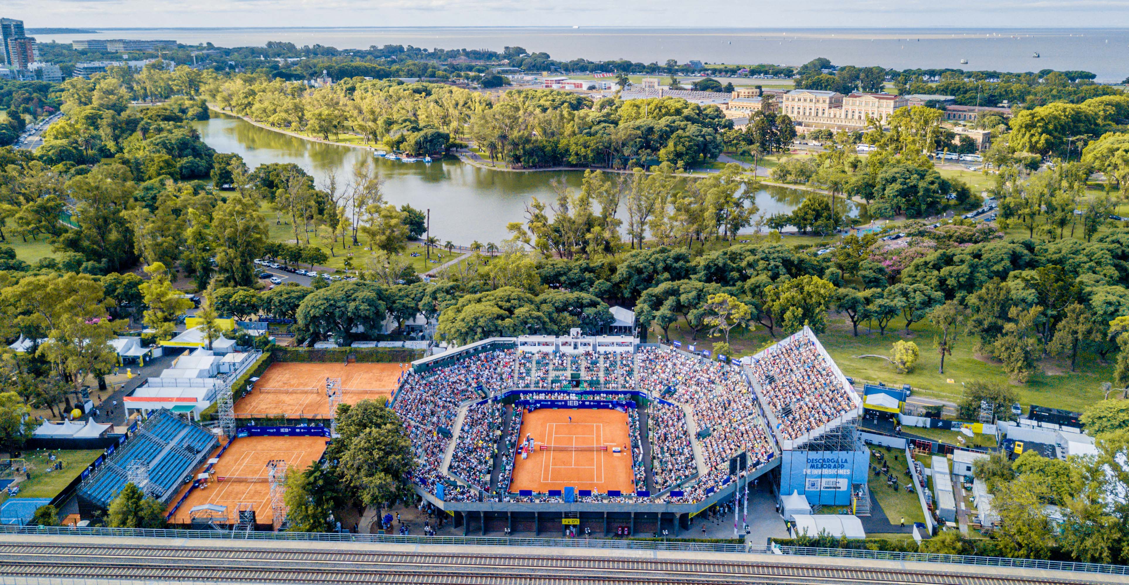 Cancha de tenis en un torneo profesional